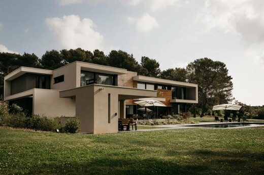 Villa&#x20;d&amp;&#x23;8217&#x3B;architecte&#x20;au&#x20;design&#x20;moderne&#x20;et&#x20;contemporain&#x20;&#x00E0;&#x20;Cannes&#x20;sur&#x20;la&#x20;c&#x00F4;te&#x20;d&amp;&#x23;8217&#x3B;azur