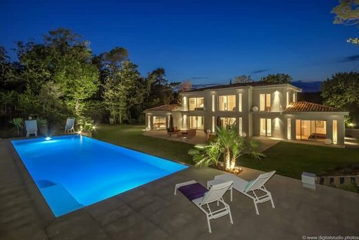 VILLA X-CHEN DE STYLE CONTEMPORAIN à Valbonne